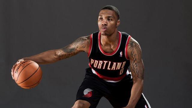 先后将球送 先后将球送